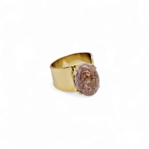 Bague en laiton doré à l'or fin et ornée d'une rhodonite