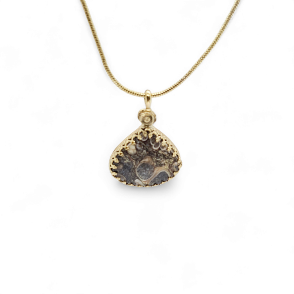 Pendentif en laiton doré à l'or fin et jaspe turitelle